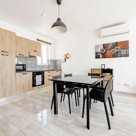 F12 Room 2, Private Room Two Single Beds Privated Bathroom In Shared Flat Msida Exterior foto